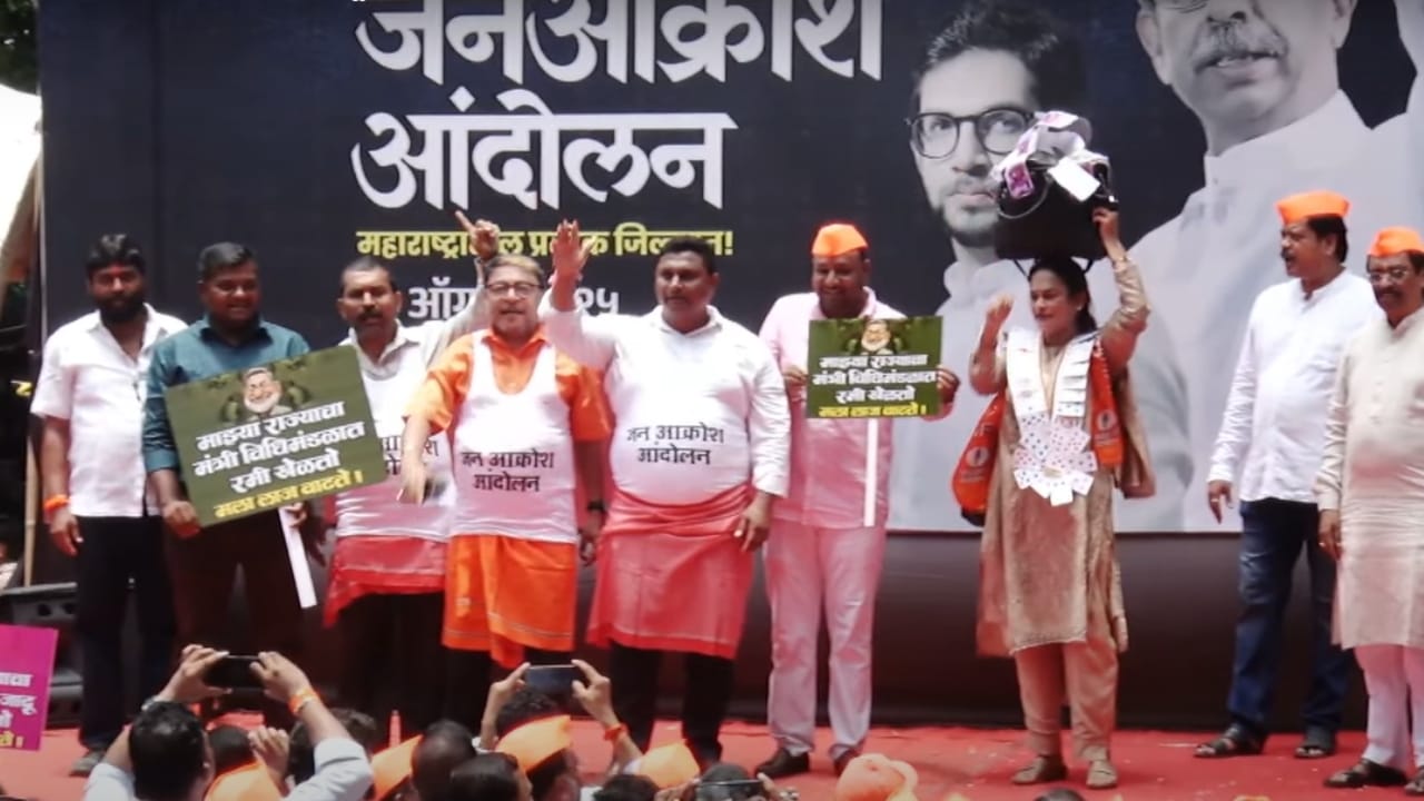 महायुतीच्या पाच मंत्र्यांनी राजीनामा द्यावा या मागणीसाठी ठाकरे गटाने धुळ्यात मोठे आंदोलन केले. ठाकरे गटाच्या कार्यालयापासून जुन्या महापालिकेच्या दिशेने मोर्चा काढत शिवसैनिकांनी सरकारविरोधात जोरदार घोषणाबाजी केली. या आंदोलनात ठाकरे गटाचे पदाधिकारी आणि कार्यकर्ते मोठ्या संख्येने सहभागी झाले होते. 