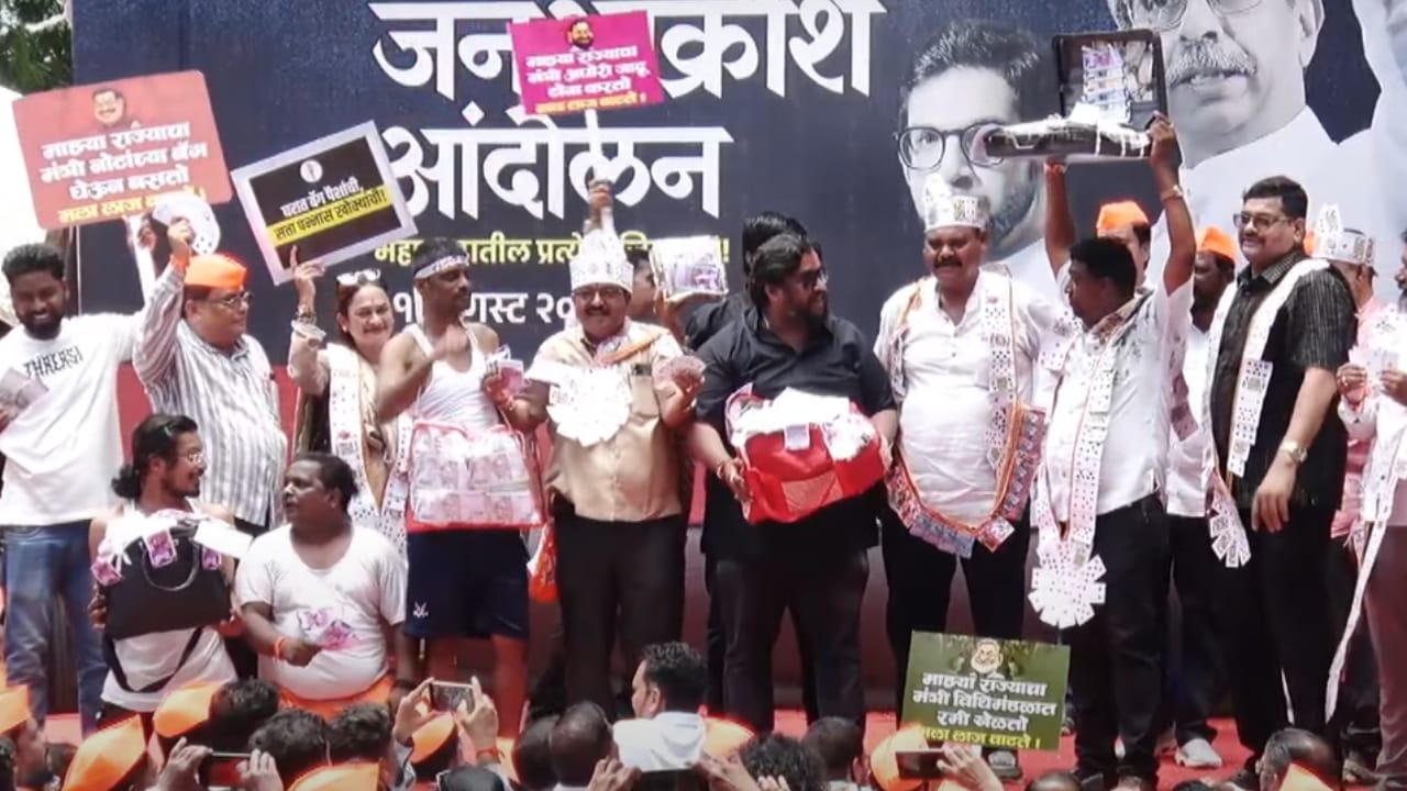 महायुती सरकारच्या कलंकित आणि भ्रष्टाचारी मंत्र्‍यांची हकालपट्टी झालीच पाहिजे, या मागणीसाठी जनआक्रोश आंदोलन करण्यात आले. यावेळी मोठ्या संख्येने शिवसैनिक शिवाजी पार्क परिसरात जमले होते.