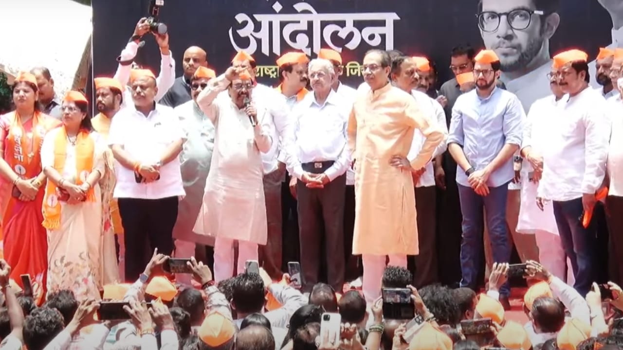 शिवसेना ठाकरे गटाकडून आज राज्यभरात जनआक्रोश आंदोलन करण्यात येत आहे. मुंबईतील शिवाजी पार्क परिसरात शिवसैनिकांकडून जोरदार निदर्शने करण्यात आली.