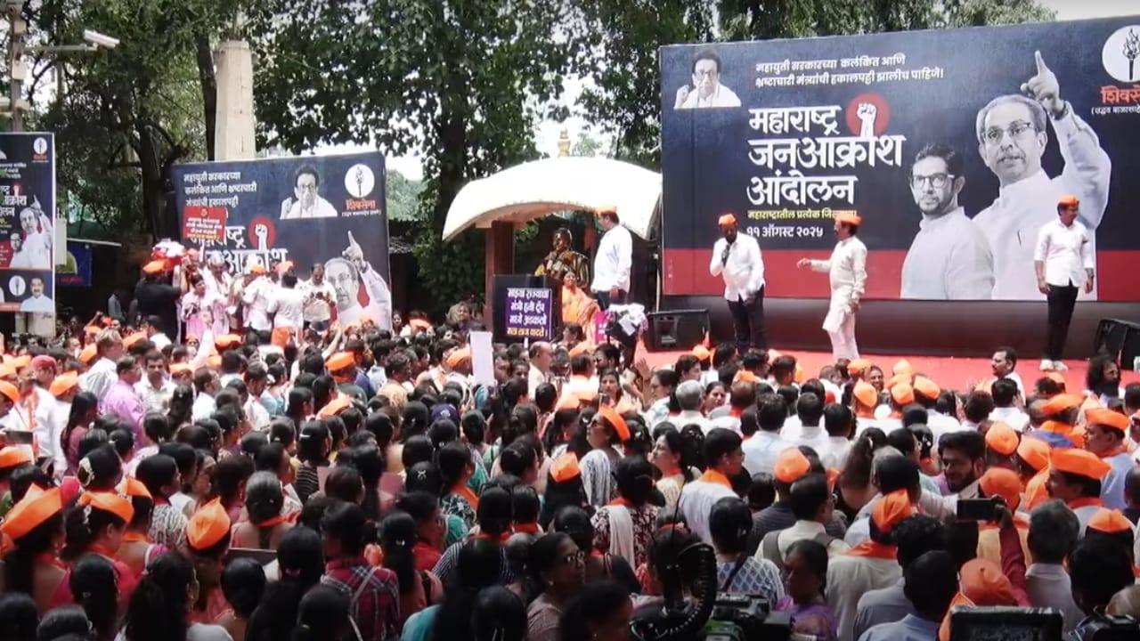 परभणीमध्ये शिवसेना उद्धव बाळासाहेब ठाकरे गटाने महायुतीच्या मंत्र्यांविरोधात जोरदार आंदोलन केले. यावेळी, मोठ्या संख्येने शिवसैनिक आणि महिलाही उपस्थित होत्या. महायुती सरकारमधील काही मंत्र्यांवर करण्यात आलेल्या आरोपांचा निषेध करण्यासाठी हे आंदोलन करण्यात आले.