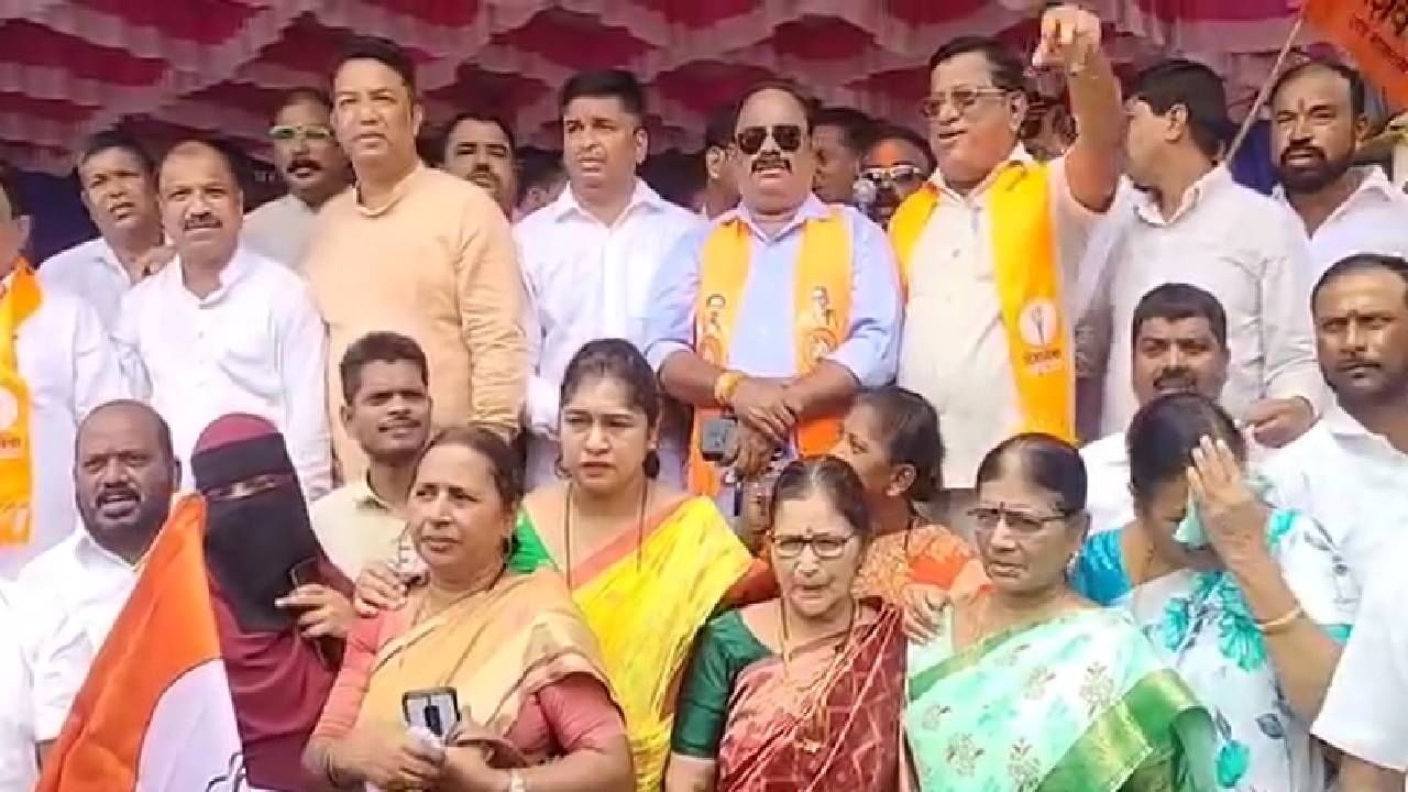 Shivsena UBT : ठाकरेंच्या पदाधिकाऱ्यांमध्ये कन्फ्यूजन... मविआ विरोधात घोषणाबाजी, लक्षात येताच मारला डोक्यावर हात अन्...