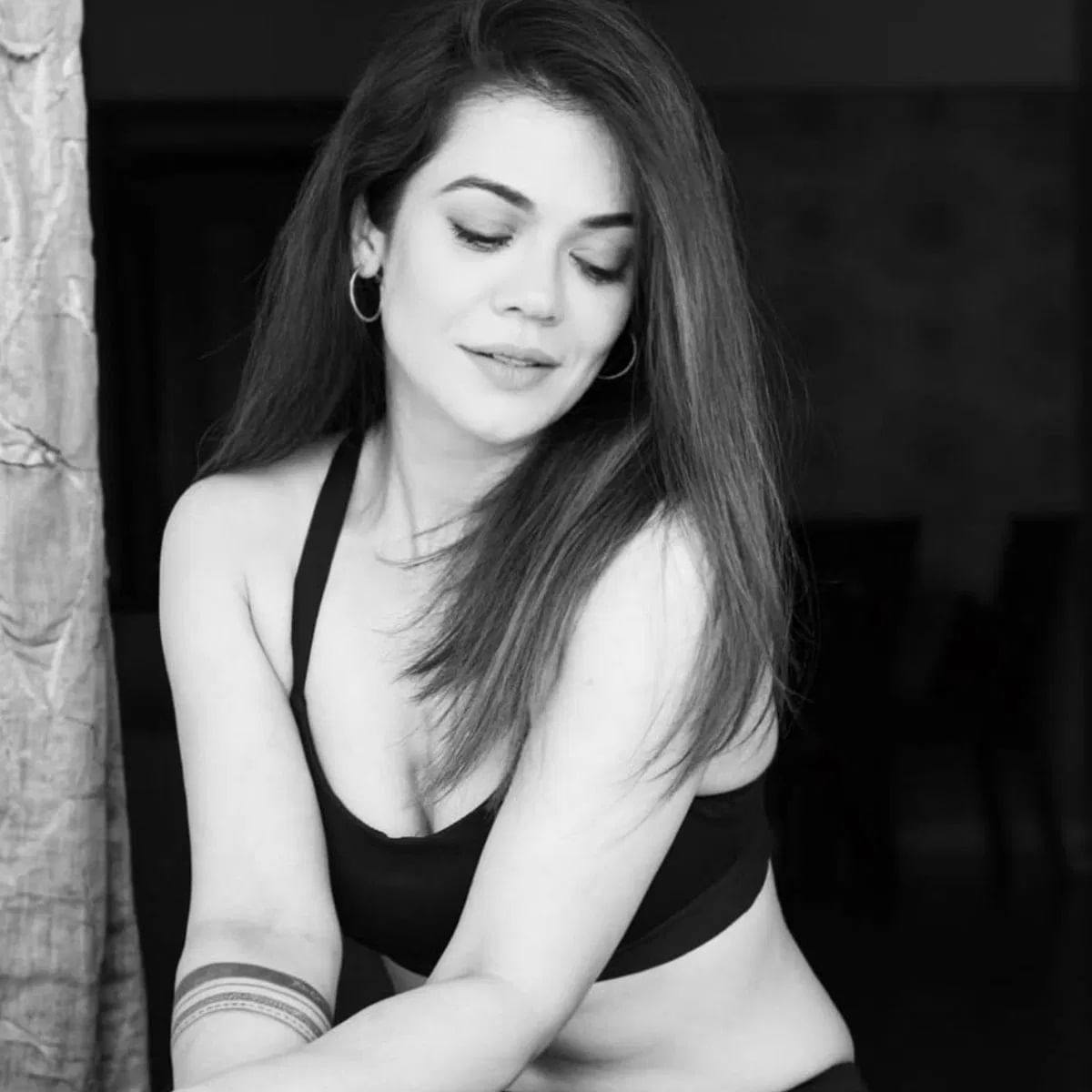  श्वेता गुलाटी हिच्याबद्दल सांगायचं झालं तर, वयाच्या 46 व्या वर्षात देखील तिचा ग्लॅमर कमी झालेला नाही. सोशल मीडियावर गुलाटी कायम सक्रिय असते. सोशल मीडियावर तिच्या चाहत्यांची संख्या देखील फार मोठी आहे. 