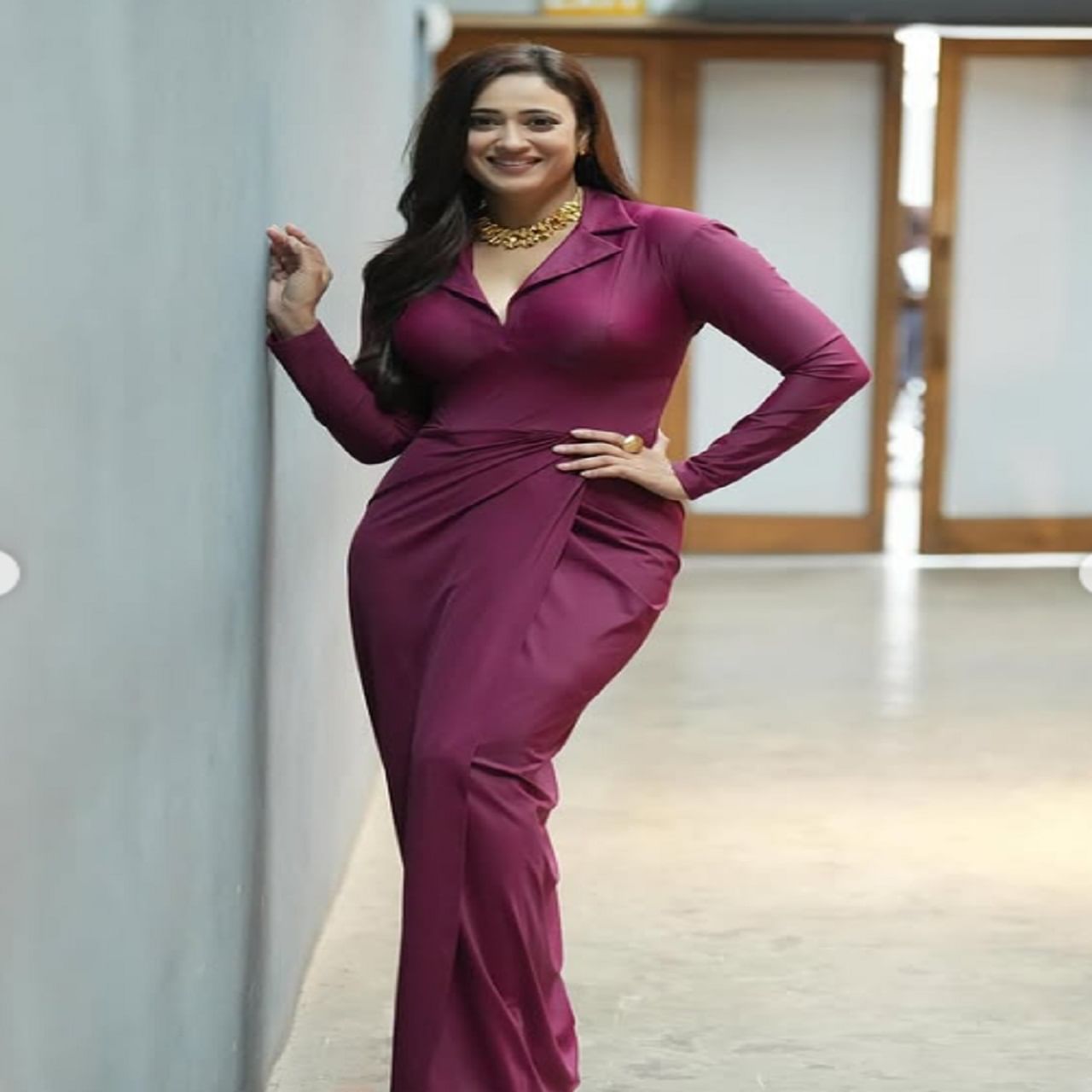  श्वेता तिवारी कायम सोशल मीडियावर फोटो आणि व्हिडीओ पोस्ट करत असते. श्वेता तिवारीने अनेक बॉलिवूड सिनेमांध्ये देखील महत्त्वाची भूमिका साकारली. तिच्या चाहत्यांची संख्या देखील फार मोठी आहे. 