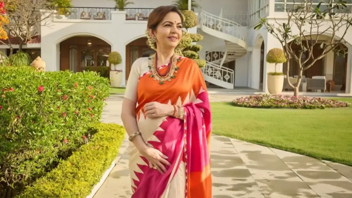 सिल्कच्या कपड्यांना प्रेस कराताना 'या' टिप्स वापरल्यास कपडे कधीच खराब होणार नाहीत! सिल्कच्या कपड्यांना प्रेस कराताना 'या' टिप्स वापरल्यास कपडे कधीच खराब होणार नाहीत!