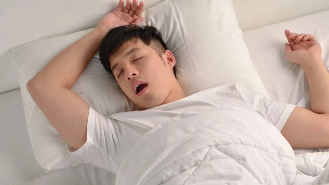 हलकी झोप घेणारे : हलकी झोप घेणारे लोक आशावादी असतात. ते लवकर उठतात. ते दिवसभर सक्रिय असतात. त्यांचा स्वतःवर खूप विश्वास असतो. शिवाय, ते त्यांचे ध्येय साध्य करण्यासाठी खूप परिश्रमपूर्वक आणि चिकाटीने काम करतात. ते त्यांचे जीवन रचनात्मकपणे जगतात. त्यांचा दृष्टिकोन व्यापक असतो. असे लोकं हे मैत्रीला अधिक महत्त्व देतात. त्यासोबतच ते इतरांचं बोलणं देखील लक्षपूर्वक ऐकतात. त्यांच्या प्रत्येक समस्येचे निराकरण करण्याचा प्रयत्न करतात.