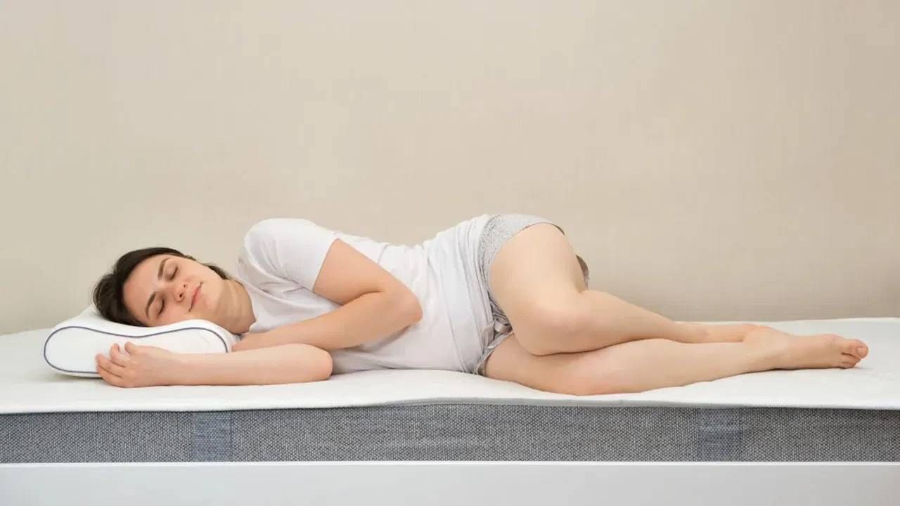 एका कुशीवर झोपणारे लोक : डावीकडे असो वा उजवीकडे, एका कुशीवर झोपणारे लोक शांत असतात. ते खूप विश्वासार्ह असतात. ते सर्व बाबतीत सक्रिय असतात. शिवाय, ते भूतकाळाची काळजी करत नाहीत. ते नेहमीच भविष्याचा विचार करत असतात. आयुष्यात येणाऱ्या परिस्थितीनुसार ते स्वतःमध्ये नीट बदल करतात. कठीण काळातही ते हसऱ्या चेहऱ्याने वावरताना दिसतात.