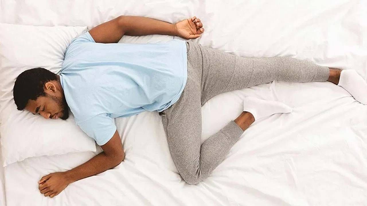 पोटावर झोपणे: पोटावर झोपणारे लोक नेहमीच आनंदी आणि शांत असतात. त्यांचा दृष्टिकोन व्यापक असतो. त्यांना अधिक सामाजिक राहणे देखील आवडते. अशी लोकं अधिक स्वतंत्र असतात आणि जीवनात कोणत्याही आव्हानांना तोंड देण्यास कचरत नाही, आव्हांनाचा ते धीटपणे सामना करतात.