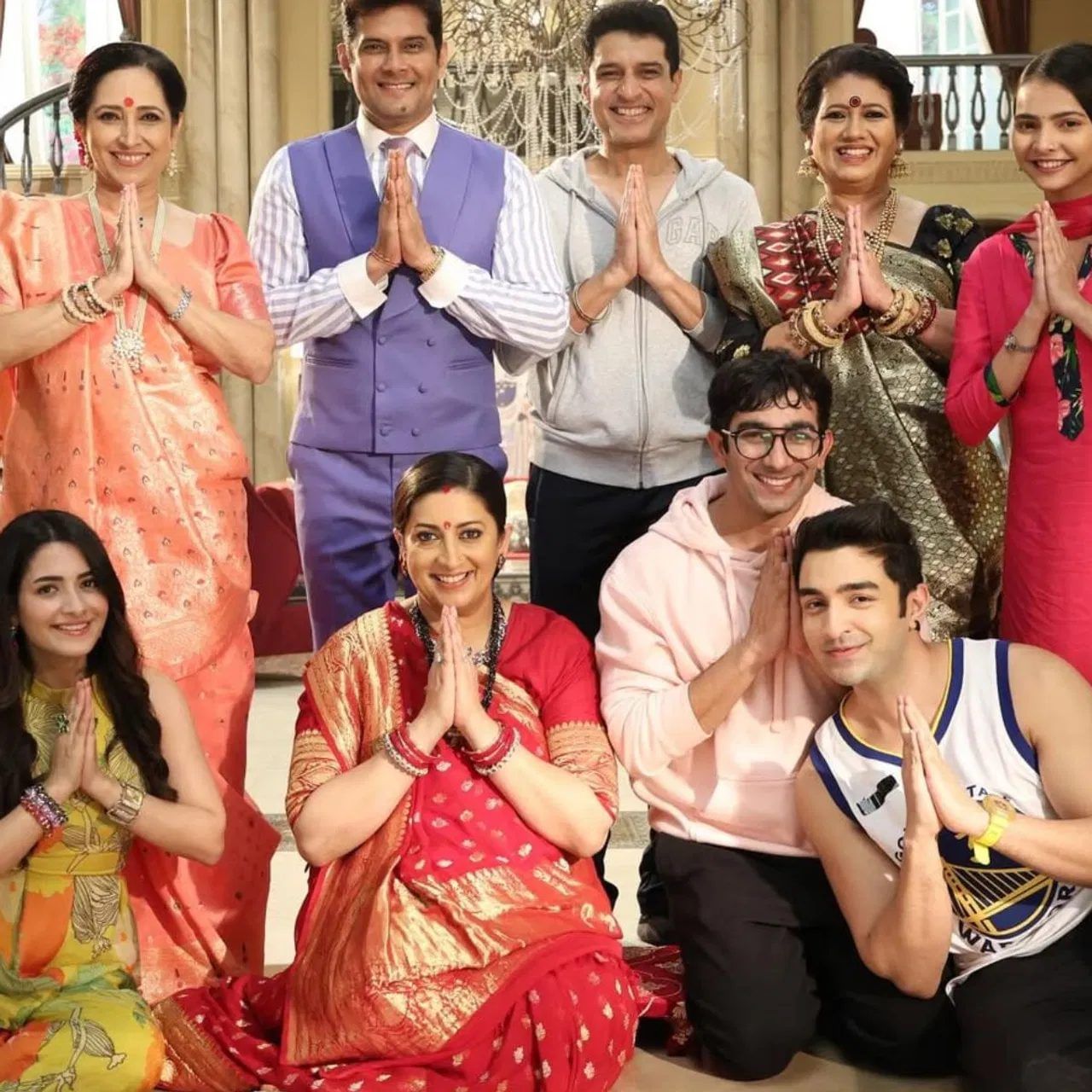 'क्योंकि सास भी कभी बहू थी' या लोकप्रिय मालिकेचे दुसरे पर्व सध्या सुरु आहे. काही दिवसांपूर्वी सुरु झालेल्या या मालिकेने टीआरपीच्या यादीत पहिल्या क्रमांकावर स्थान मिळवले आहे. या मालिकेतील तुलसी आणि मीहिरच्या जोडीला प्रेक्षकांकडून भरभरुन प्रेम मिळत आहे.