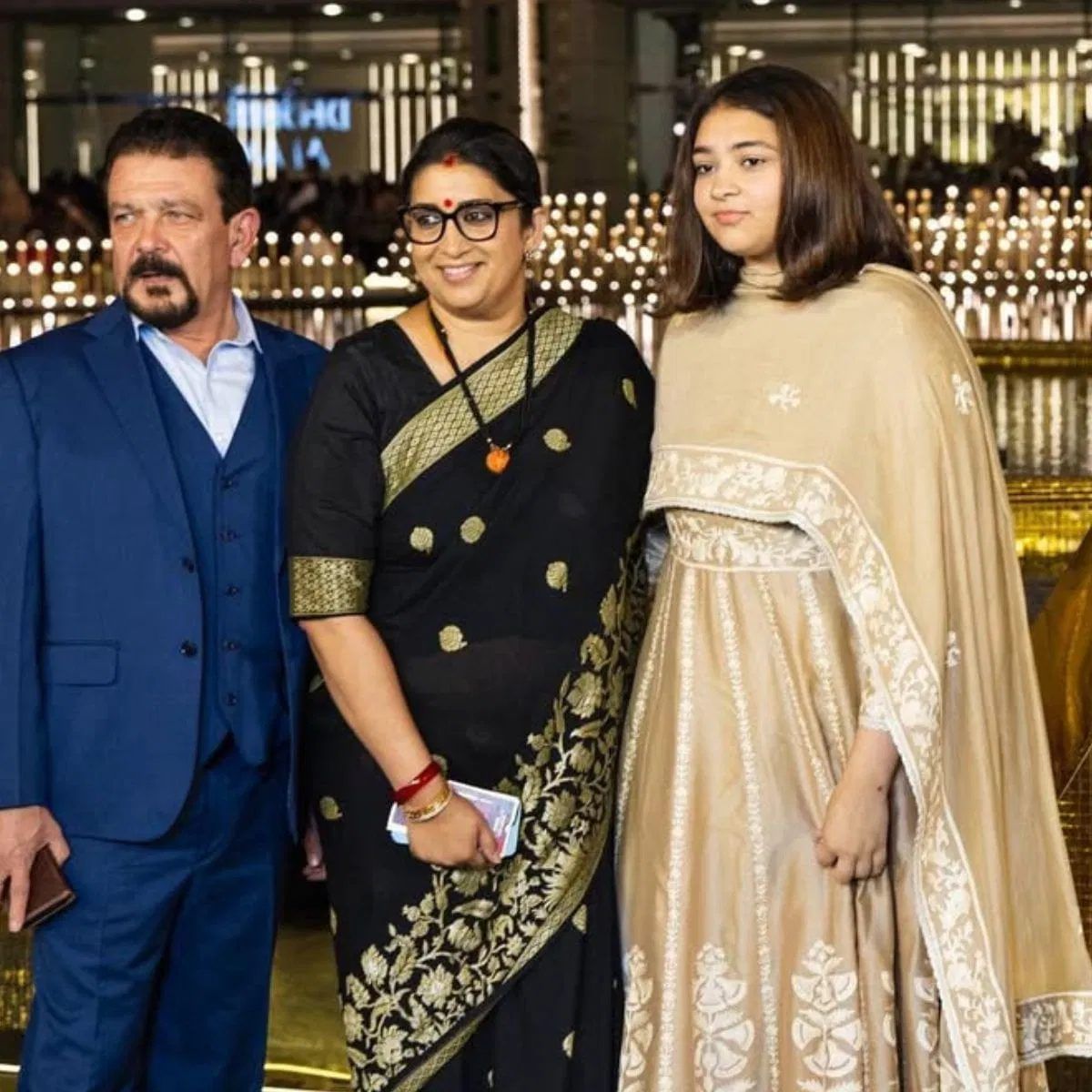 स्मृती इराणी यांच्या खऱ्या मुलीचे नाव जोइश इराणी असे आहे. ती २१ वर्षांची असून तिच्या आईप्रमाणेच ती खूप सुंदर आहे. त्या दोघी माय-लेकींमध्ये खूप चांगले बॉण्डिंग असून त्या अनेकदा एकत्र दिसतात.