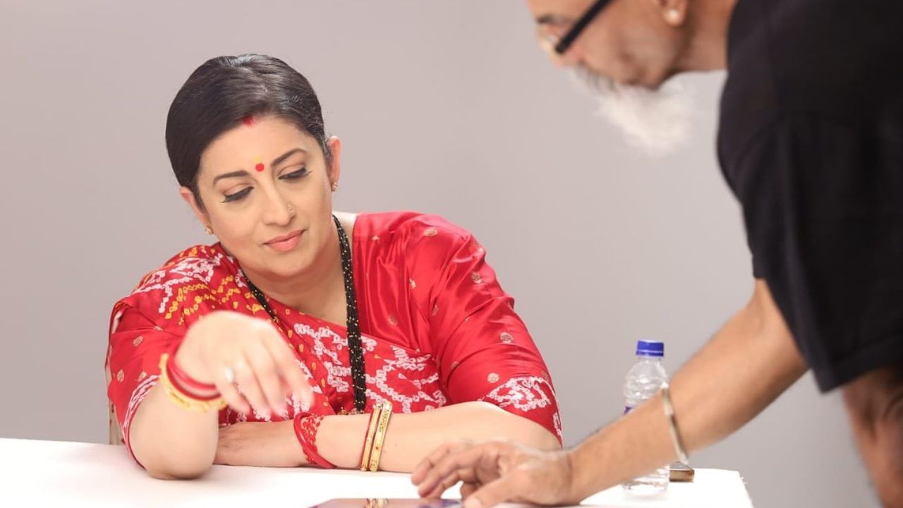 या मालिकेतील ट्विस्ट आणि टर्न्स प्रेक्षकांना खिळवून ठेवत आहेत. यासोबतच तुलसीची ऑनस्क्रीन मुलगी अर्थात परी विरानीची सतत चर्चा होत आहे. पण तुम्हाला माहीत आहे का या मालिकेत तुलसीची भूमिका साकारणाऱ्या स्मृती इराणींची खरी मुलगी देखील खूपच स्टाईलिश आहे.