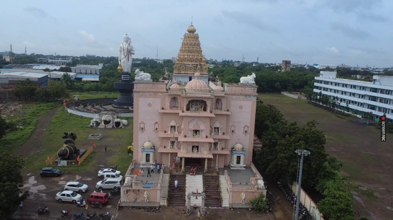 या ड्रोनमधून भव्य शिवलिंगासोबतच 1008 शिवलिंगांचे मनमोहक दृश्य पाहता आले. या धार्मिक सोहळ्यामुळे सोलापूरच्या आध्यात्मिक वातावरणात एक वेगळाच उत्साह संचारला होता.