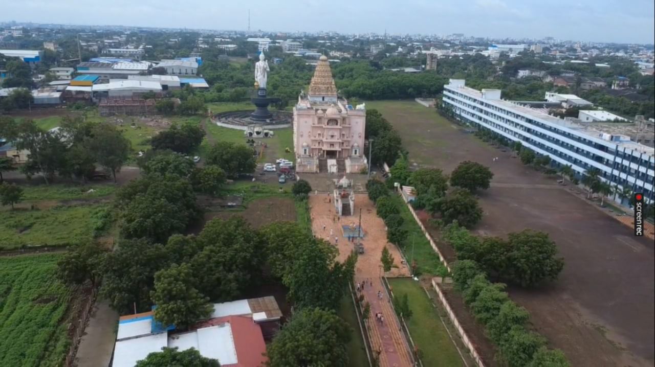 श्रावण सोमवारच्या निमित्ताने हे शिवलिंग दर्शनासाठी खुले करण्यात आले होते. या विशेष शिवलिंगांच्या दर्शनासाठी सोलापूर शहर तसेच आसपासच्या भागातून मोठ्या संख्येने भाविक आले होते.