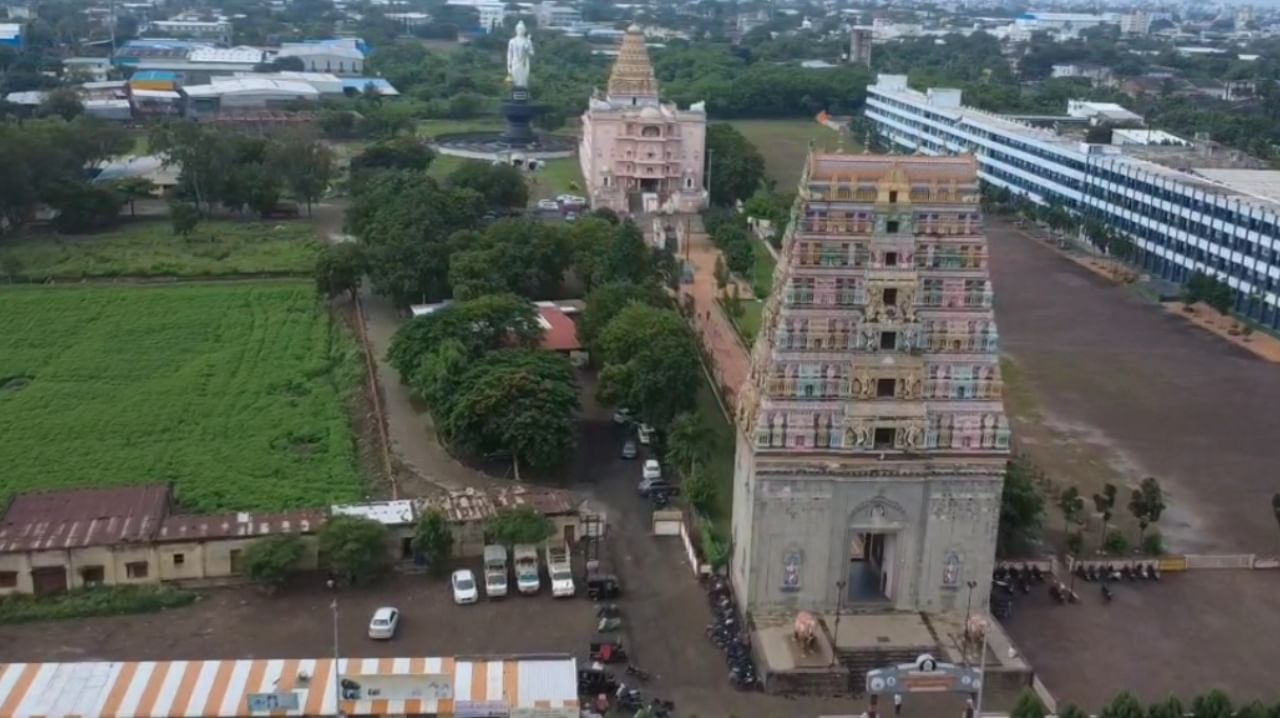 काशी पिठाचे जगद्गुरू डॉ. मल्लिकार्जुन शिवाचार्य महास्वामी यांच्या उपस्थितीत या ठिकाणी विविध धार्मिक विधी पार पडले. होटगी संस्थानच्या वीर तपस्वी मठात जगद्गुरू पंडिताराध्य शिवाचार्य महास्वामी यांच्या पुतळ्याशेजारी एक भव्य शिवलिंग आणि त्याच्या शेजारी 1008 लहान शिवलिंगांची स्थापना करण्यात आली आहे.