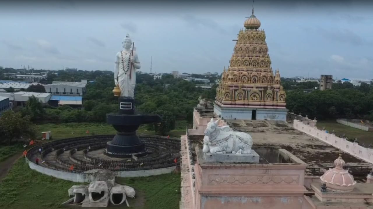 श्रावण महिन्यात सोमवाराचे विशेष महत्त्व असते. यामुळे भाविकांमध्ये उत्साहाचे वातावरण आहे. याच उत्साहात सोलापूरच्या अक्कलकोट रोडवरील होटगी संस्थान येथे 1008 शिवलिंगांच्या दर्शनासाठी भाविकांनी मोठी गर्दी केली होती.