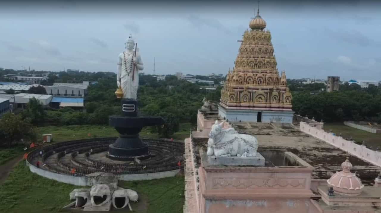 श्रावण महिन्यात सोमवाराचे विशेष महत्त्व असते. यामुळे भाविकांमध्ये उत्साहाचे वातावरण आहे. याच उत्साहात सोलापूरच्या अक्कलकोट रोडवरील होटगी संस्थान येथे 1008 शिवलिंगांच्या दर्शनासाठी भाविकांनी मोठी गर्दी केली होती.