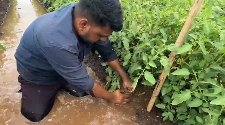 कोणी रम्मी खेळली, कोणी मारामारी केली, तर कोणाचा बारच आहे, यावरच नेते मंडळी बोलतात मात्र शेतकऱ्यांचे प्रश्न त्यामुळे बाजूला पडल्याचे दिसत आहे.