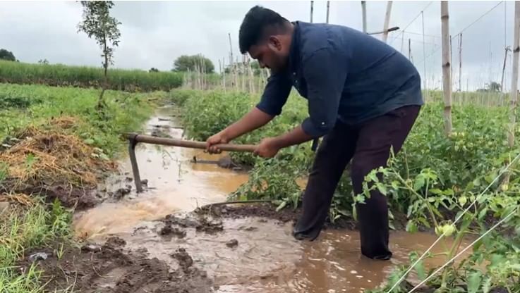 राज्य विधीमंडळाच्या अधिवेशनात सत्ताधारी आणि विरोधक केवळ एकमेकांवर टीका करतातर शेतकऱ्याचा प्रश्न कोणीही मांडत नाही अशी शेतकऱ्याची व्यथा आहे.