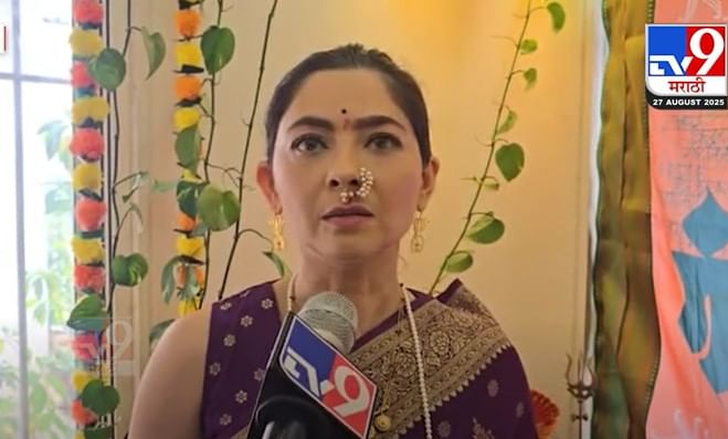 अभिनेत्री सोनाली कुलकर्णी हीने शाडूच्या मातीपासून साकारला श्रीगणेशा अभिनेत्री सोनाली कुलकर्णी हीने शाडूच्या मातीपासून साकारला श्रीगणेशा