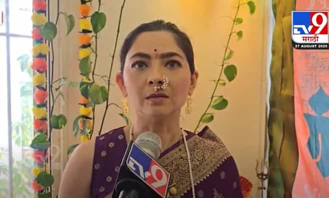 अभिनेत्री सोनाली कुलकर्णी हीने शाडूच्या मातीपासून साकारला श्रीगणेशा अभिनेत्री सोनाली कुलकर्णी हीने शाडूच्या मातीपासून साकारला श्रीगणेशा