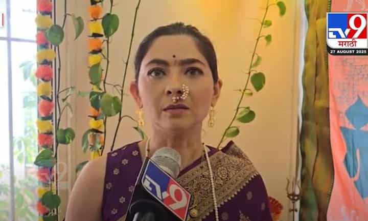 अभिनेत्री सोनाली कुलकर्णी हीने शाडूच्या मातीपासून साकारला श्रीगणेशा अभिनेत्री सोनाली कुलकर्णी हीने शाडूच्या मातीपासून साकारला श्रीगणेशा