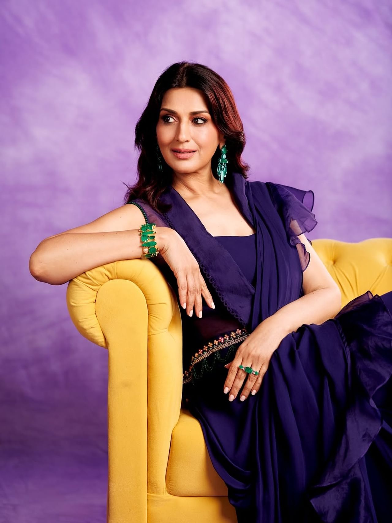 अभिनेत्री सोनाली आता तिच्या अभिनयामुळे चर्चेत नसली तरी, फॅशन सेन्समुळे चर्चेत असते. अभिनेत्री कायम सोशल मीडियावर फोटो पोस्ट करत असते. तर पोस्टचे कॅप्शन देखील चाहत्यांचं लक्ष वेधून घेतात.