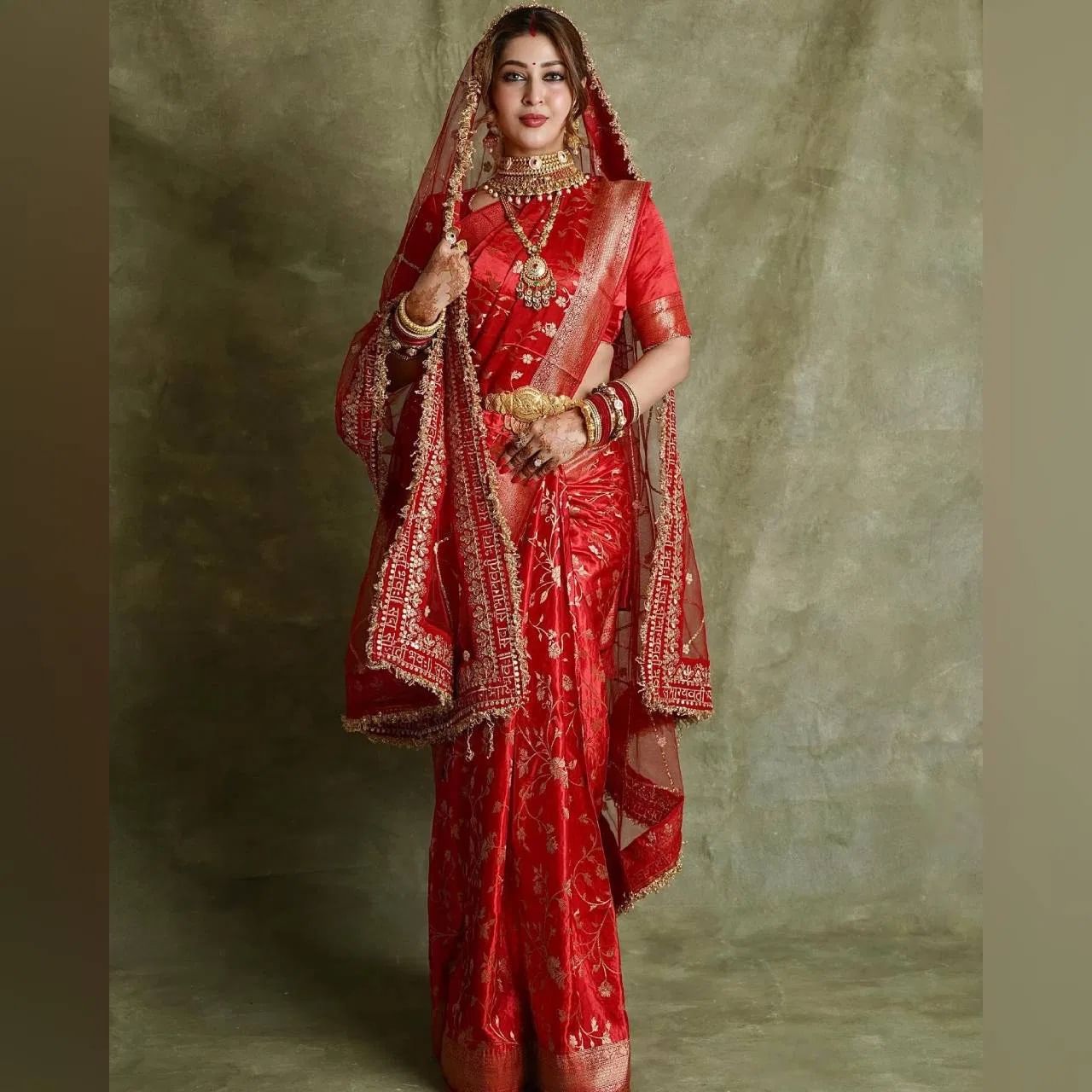 गणेश चतुर्थीसाठी, सोनारिका भदोरियाच्या या साडी लूकवरून तुम्ही कल्पना घेऊ शकता. तिने बनारसी फॅब्रिकमध्ये पिवळ्या रंगाची साडी घातली आहे. हेअरस्टाईल आणि हलक्या वजनाच्या कानातल्यांनी तिचा लूक पूर्ण केला आहे.