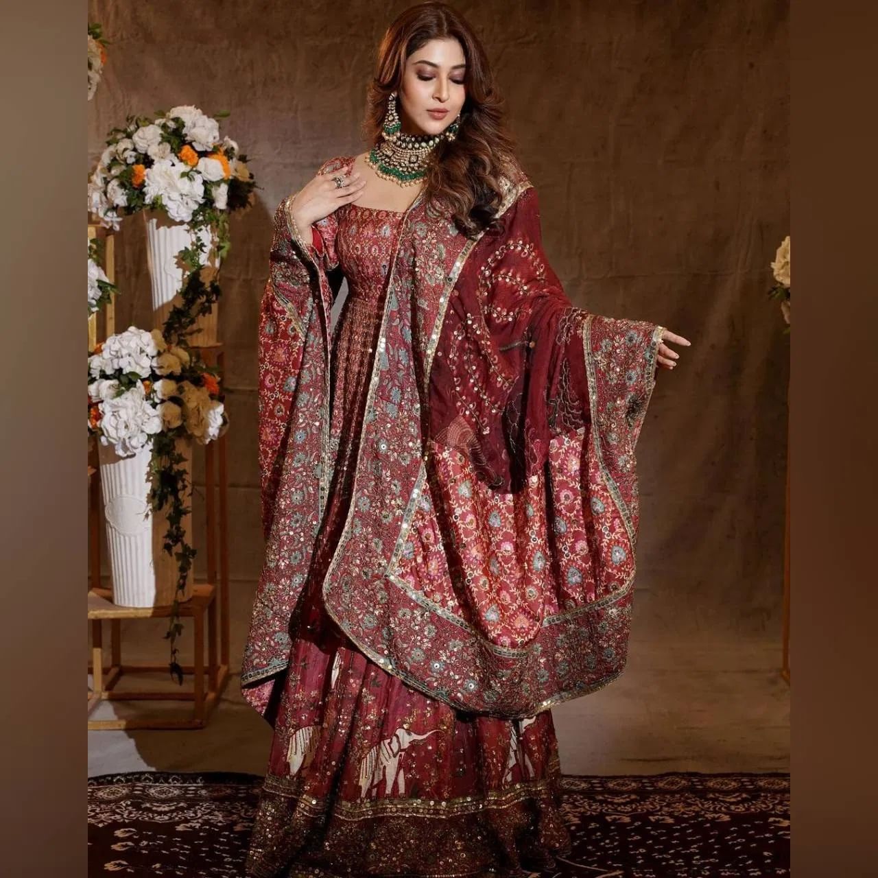 अभिनेत्री कायम सोशल मीडियावर सक्रिय असते. सोशल मीडियावर अभिनेत्री कायम सक्रिय असते. चाहते देखील तिच्या प्रत्येक पोस्टवर लाईक्स आणि कमेंट करत असतात.