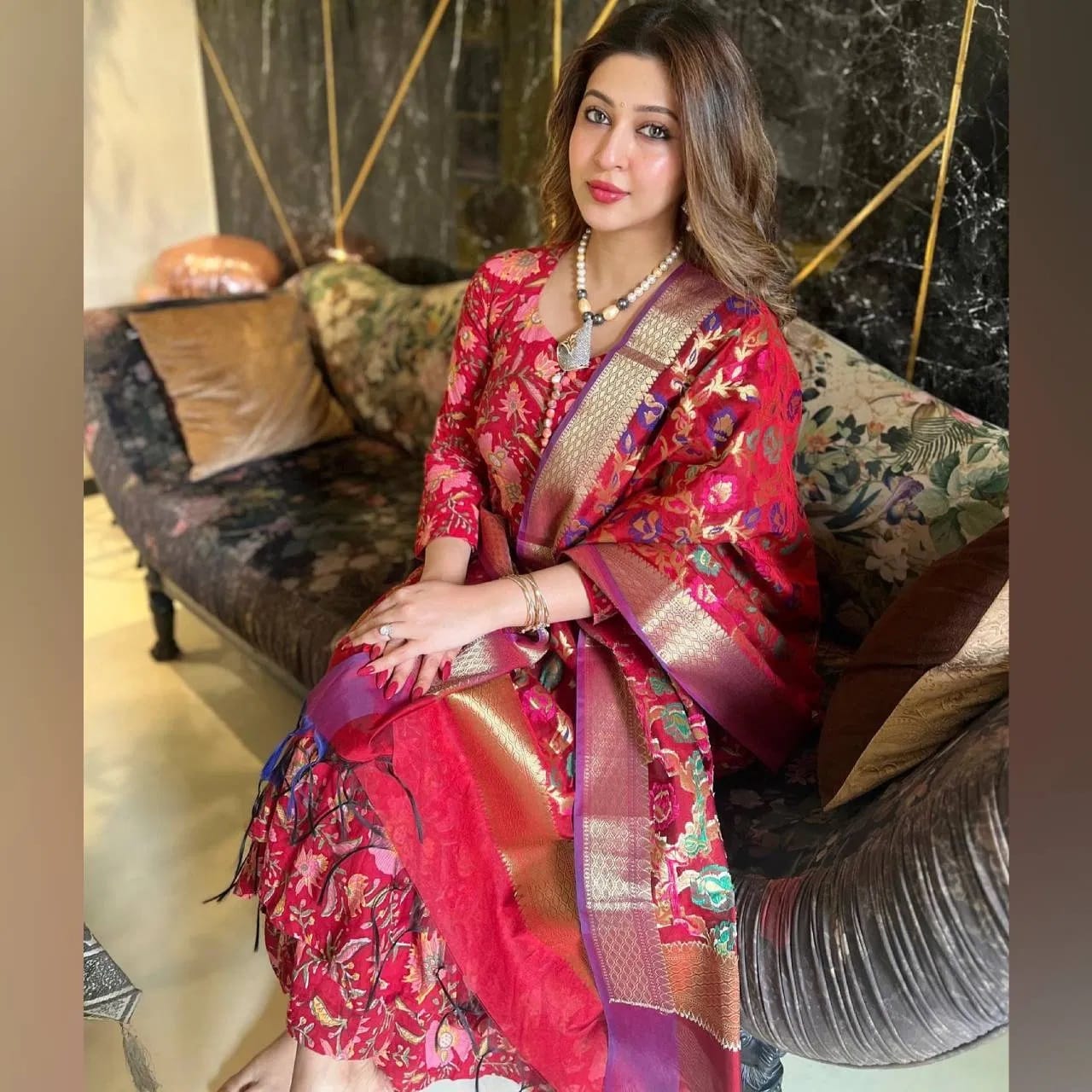 सोनारिका कायम पारंपरिक लूकमध्ये फोटो आणि व्हिडीओ पोस्ट करत असते. त्यामुळे तुम्ही सोनारिका हिचा लूक गणपतीच्या दिवसांत फॉलो करु  शकता. 