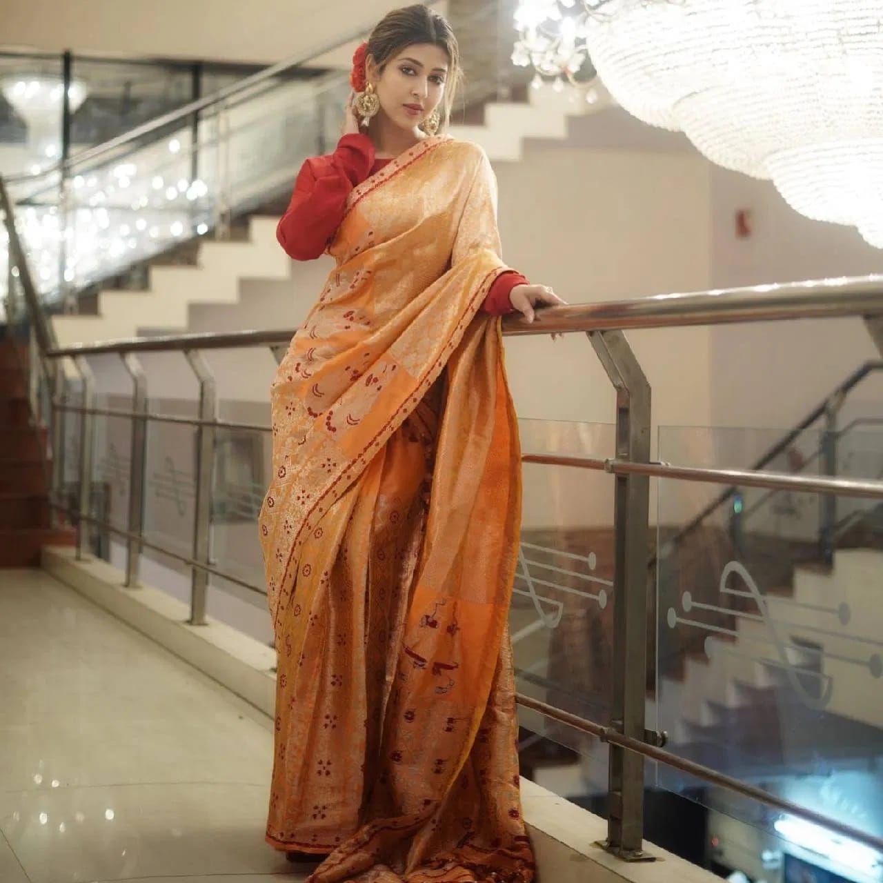 फक्त साडी नाही  तर सोनारिका ड्रेसमध्ये देखील महिलांना  फॅशन गोल्स देत असते. महिलांना आणि मुलींना सोनारिका हिला फॉलो करतात. 