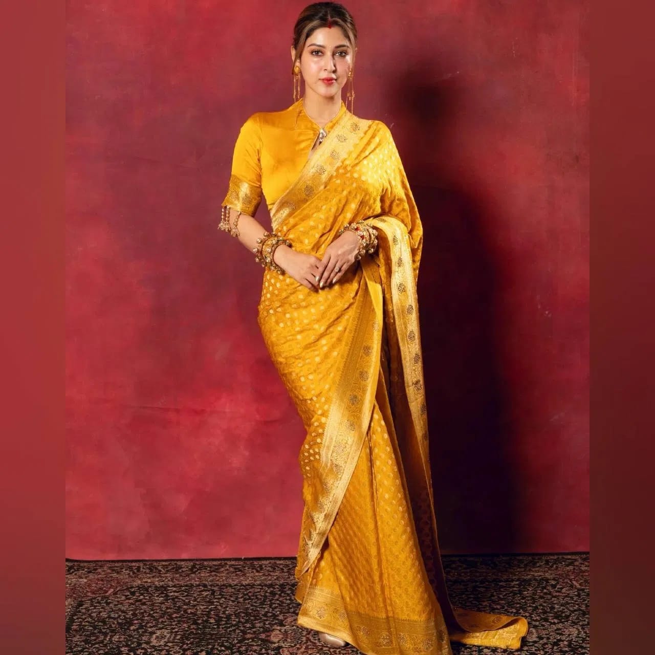 गणेश चतुर्थीसाठी अभिनेत्रीच्या या लूकवरून तुम्ही कल्पना देखील घेऊ शकता. तुम्हाला प्रिंटेड, हेवी किंवा लाईट वर्कमध्ये फ्लोअर टच अनारकली सूट मिळतील.