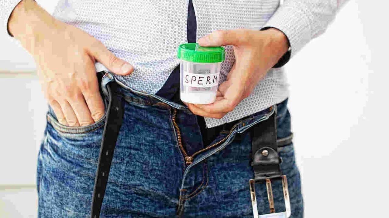 दिल्लीतील जीटीबी हॉस्पिटलमधील मेडिसिन विभागाचे डॉ. अजित कुमार म्हणतात की, या विषयावर अद्याप मोठ्या प्रमाणात संशोधन झालेले नाही. शुक्राणूंची संख्या कमी होण्यामागे प्रमुख घटक आहेत. याशिवाय, अशा अनेक सवयी आहेत ज्यामुळे शुक्राणूंची संख्या कमी होऊ शकते. उदाहरणार्थ - लॅपटॉप सतत मांडीवर ठेवून काम करणे, कारण इलेक्ट्रॉनिक उपकरणे उष्णतेचे किरण उत्सर्जित करतात ज्यामुळे स्नायू आकुंचन पावतात आणि आरोग्याच्या समस्या निर्माण होतात. तसेच, पँटच्या खिशात मोबाईल फोन ठेवल्यानेही शुक्राणूंच्या आरोग्याला हानी पोहोचते.