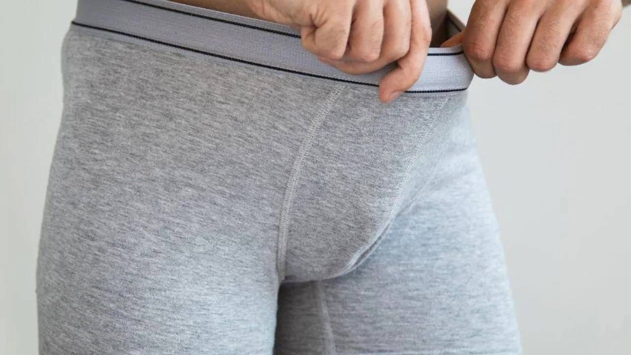 पुरुषांचे अंडकोष शरीराच्या इतर भागांपेक्षा थंड वातावरणात राहण्यासाठी डिझाइन केलेले असतात, म्हणूनच ते शरीराच्या बाहेर असतात, आत नाही. म्हणूनच जेव्हा तुम्ही घट्ट कपडे किंवा घट्ट अंडरवेअर घालता तेव्हा अंडकोष शरीराच्या जवळ येतात. ज्यामुळे शरीराच्या तापमानामुळे त्यांची उष्णता वाढते, आणि शुक्राणूंच्या आरोग्याला हानी पोहोचते.