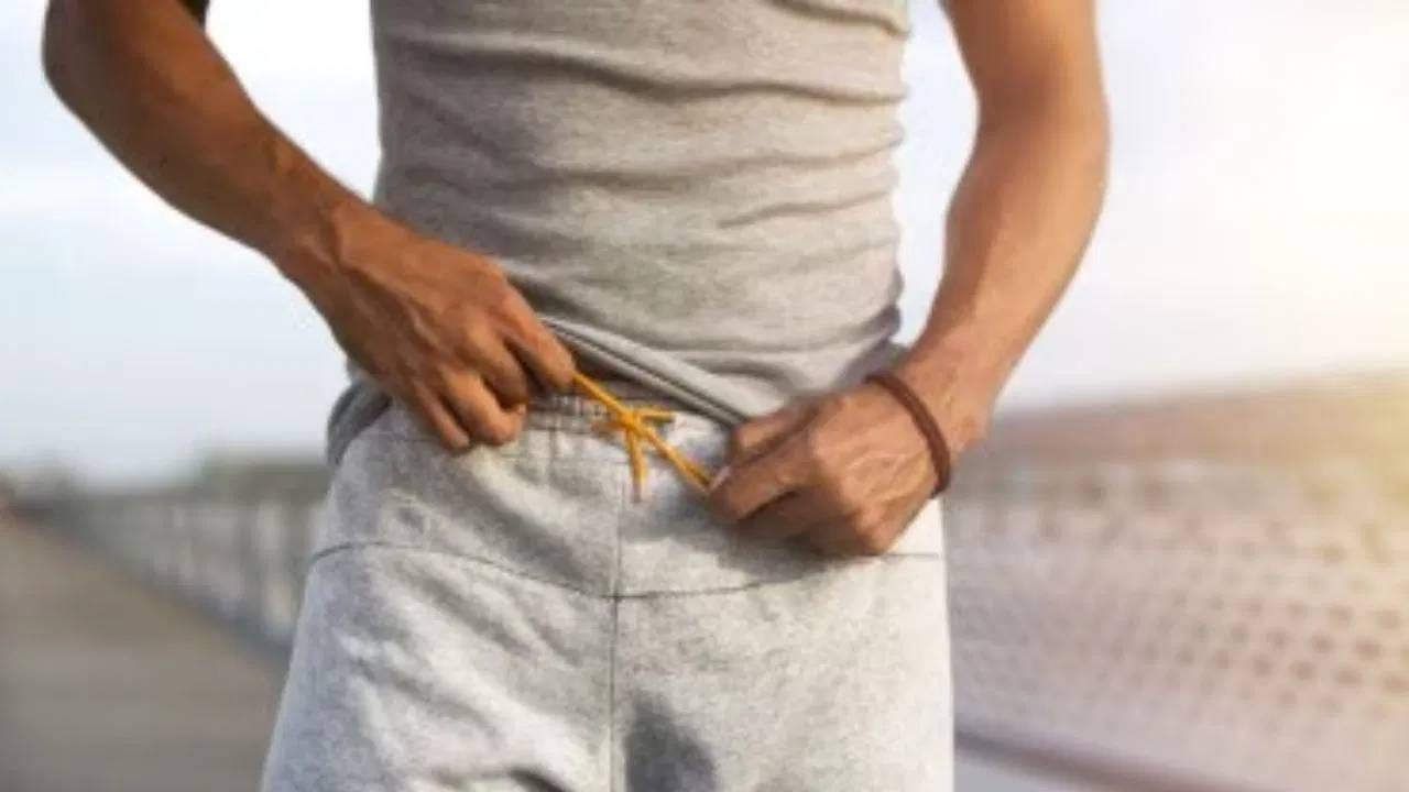 जर तुम्हाला प्रजनन क्षमता किंवा कुटुंब नियोजनाबद्दल काळजी वाटत असेल, तर विशेषतः रात्री झोपताना सैल आणि आरामदायी कपडे घालणे चांगले. हलके सुती कपडे, सैल-फिटिंग अंडरवेअर घालून आणि घट्ट जीन्स टाळून तुम्ही तुमची प्रजनन क्षमता सुधारू शकता. ( डिस्क्लेमर : या आर्टिकलमध्ये देण्यात आलेली माहिती व उपाय हे सामान्य ज्ञानावर आधारित आहेत. आमचा याला दुजोरा नाही. ते अवलंबण्यापूर्वी तज्ज्ञांचा सल्ला जरूर घ्यावा.)