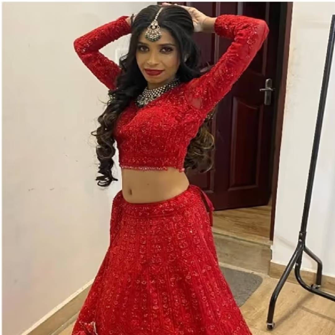 रेणू सुधी कोण आहे?. रेणू अभिनेत्री, युट्यूबर आणि इंटरनेट सेनसेशन आहे. ती कोल्लम सुधीची दुसरी पत्नी आहे. कोल्लमच अचानक अपघाती निधन झालं. त्यानंतर ती चर्चेत आलेली. रेणूने विधवा महिलांसाठी आखलेले समाजाचे नियम मानायला नकार दिलेला. आपल्या अटींवर आयुष्य जगायचं असं तिने ठरवलं. 