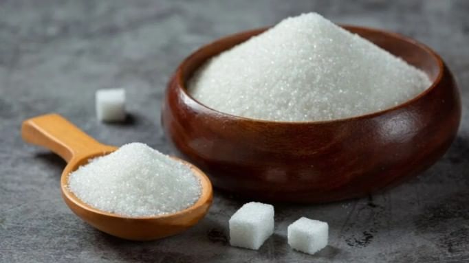 तुम्ही हे पदार्थ रोज खात असाल तर वेळीच सतर्क होणे गरजेचे आहे. यात पहिल्या क्रमांकावर येते ते  म्हणजे पांढरी साखर. साखरेला पांढऱ्या रंगाचे विष म्हटले जाते. साखर जास्त प्रमाणात खाल्ली तर टाईप-2 मधूमेह होण्याची शक्यता वाढते तसेच हृदयविकाराचा झटका येण्यासही साखर कारणीभूत ठरू शकते. 