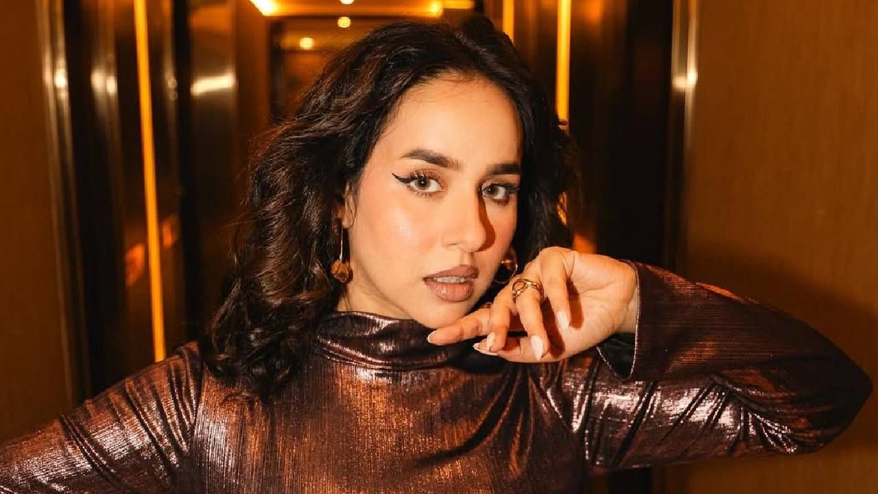 “माझं वडिलांसोबतचं नातं इतकं भक्कम आहे की मासिक पाळीविषयी मी सर्वांत आधी त्यांनाच सांगितलं होतं, आईला नाही. मी थेट माझ्या वडिलांकडे पळत गेले होते. मी नेहमीच माझ्या वडिलांशी विविध मुद्द्यांवर मोकळेपणे बोलते. त्यामुळे मला कुठलाही संकोच वाटला नाही”, असं तिने स्पष्ट केलं. 
