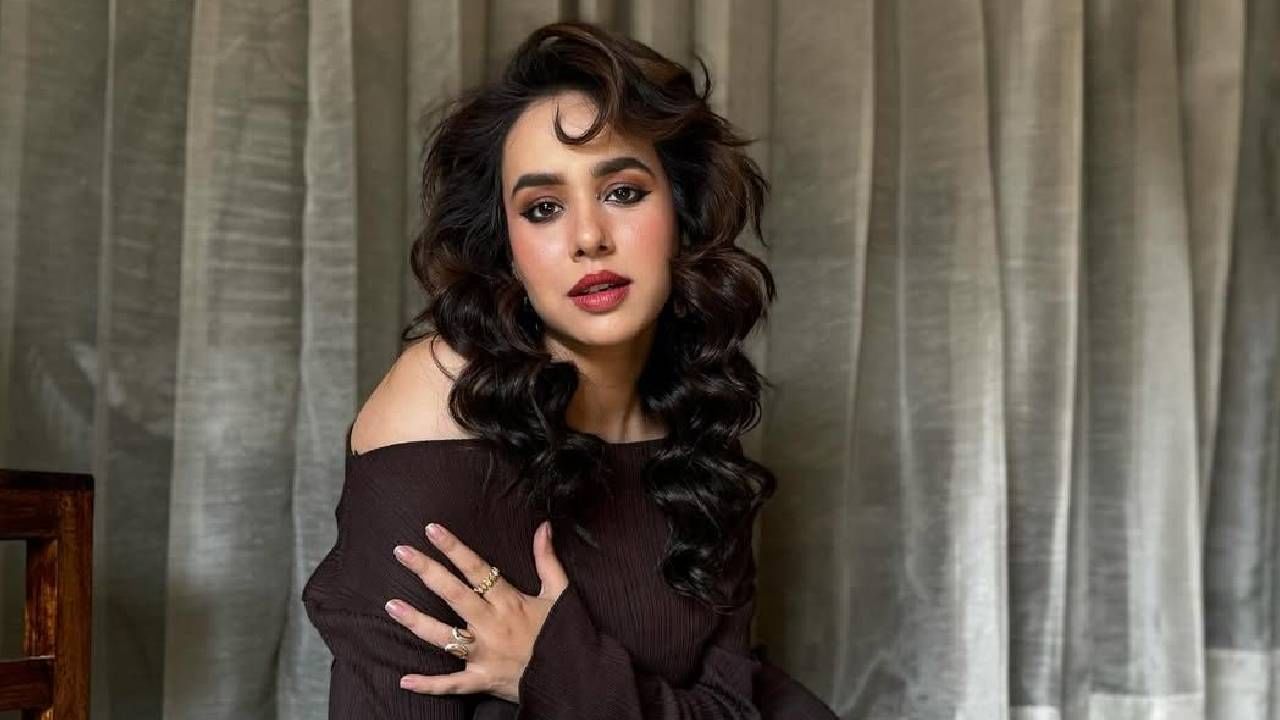 ‘हॉटरफ्लाय’ला दिलेल्या या मुलाखतीत सुनंदा म्हणाली, “आमच्या शाळेत कधीच आम्हाला मासिक पाळीविषयी सांगितलं गेलं नव्हतं. माझ्या घरातसुद्धा कधीच कोणी याविषयी बोललं नाही. पीरियड्सविषयी माझा पहिल्यांदा संवाद वडिलांसोबतच झाला होता. ”
