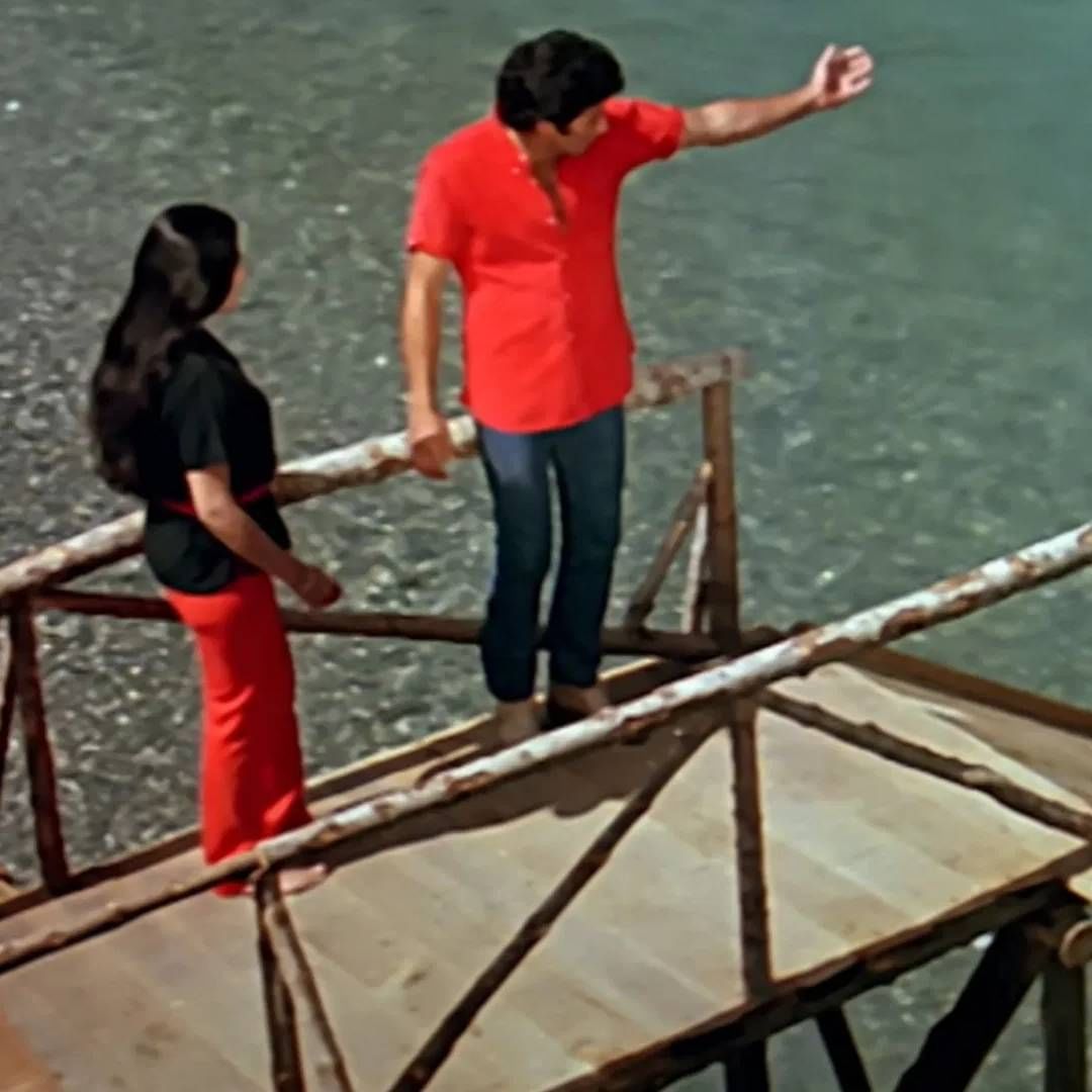 अशा अनेक बॉलिवूड अभिनेत्री आहेत, ज्यांनी कधी सुपरस्टार पित्यासोबत काम केलय तर कधी कलाकार पुत्रासोबत. या अभिनेत्रीच वैशिष्ट्य म्हणजे रिअल लाइफमध्ये तिने मुलाला सुद्धा डेट केलय. सोबतच पित्याची ऑनस्क्रीन पत्नी बनून खूप रोमान्स केलाय. जाणून घ्या ती अभिनेत्री कोण आहे? आणि काय करते?