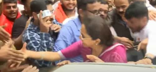 गेल्या दोन दिवसांपासून आझाद मैदानावर मनोज जरांगे यांचे आमरण उपोषण चालू आहे. या आंदोलनाला अनेक आमदार, खासदारांनी पाठिंबा दिला आहे. काहीही झालं तरी मराठ्यांना ओबीसीतून आरक्षण मिळून देणारच, असा निश्चिय जरांगे यांनी व्यक्त केला आहे.