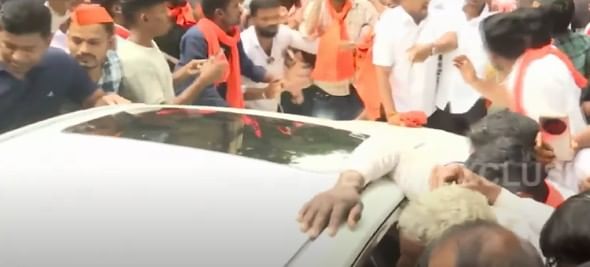 दरम्यान, खासदार सुप्रिया सुळे यांनी आझाद मैदानावर जाऊन मनोज जरांगे यांची भेट घेतली. या भेटीत त्यांनी जरांगे यांच्या प्रकृतीची विचारपूस केली. बाहेर निघताना मात्र सुप्रिया सुळे यांना मराठा आंदोलकांच्या विरोधाला सामोरे जावे लागले. 