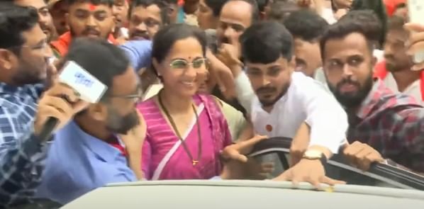 सुप्रिया सुळे यांनी मात्र सर्व आंदोलकांना नमस्कार केला. तसेच प्रत्येक आंदोलकाला हसतमुखाने सामोरे जात त्यांच्या भावनांचा आदर केला. या सर्व घटनेनंतर आता मनोज जरांगे नेमका काय संदेश देणार? हे पाहणे महत्त्वाचे ठरणार आहे.          