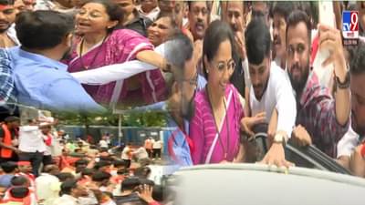 Maratha Protest : जरांगेंच्या भेटीनंतर मराठ्यांनी सुळेंना घेरलं, कारपर्यंत पोहोचताना दमछाक तरीही चेहऱ्यावर हास्य