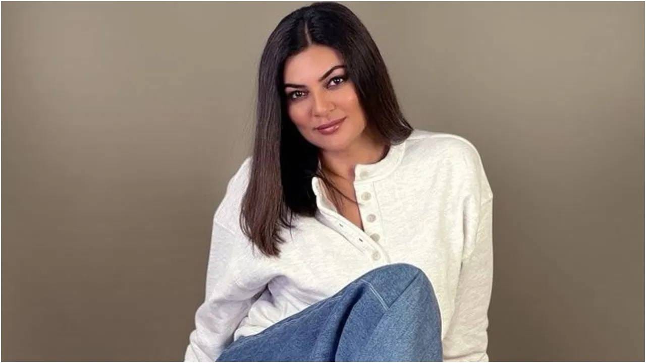 सुष्मिता सेन - मिस युनिव्हर्सचा किताब जिंकणारी सुष्मिता सेन आता 49 वर्षांची आहे. ती बऱ्याच काळापासून मॉडेल रोहमन शॉलला डेट करत होती, नंतर ते वेगळेही झाले. पण सुष्मिताचा सध्या लग्न करण्याचा कोणताही इरादा नाही.