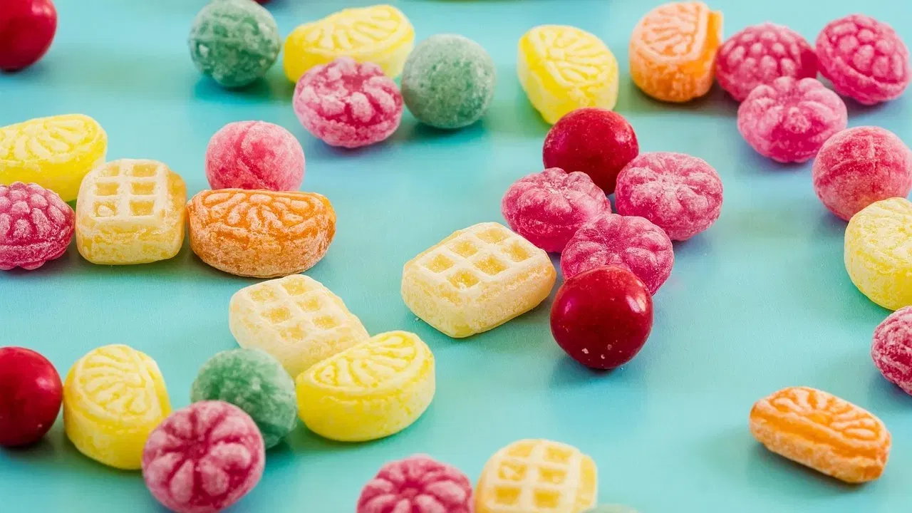 गोड खाल्ल्यानंतर चहा किंवा कॉफी फिकी का लागते, याला मानवी मेंदू जबाबदार आहे. आपल्या शरीरातील ज्ञानेंद्रिय जसे की जीभ, मेंदूकडून माहिती प्राप्त करतो आणि आदेश देतो. याच्या आधारावर शरीर कार्य करते. गोड खाण्याच्या बाबतीतही असेच घडते.