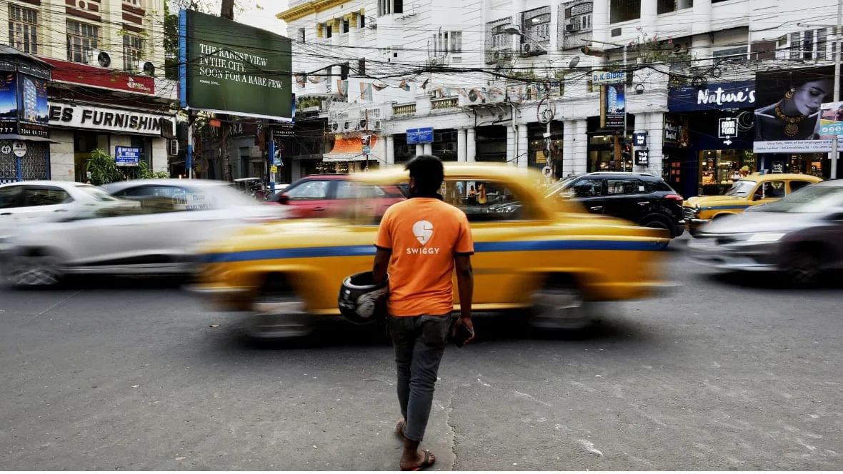 स्विगीवरुन जेवण मागवताय, खिशाला पडणार चाट, प्रत्येक ऑर्डरमागे इतके जादा शुल्क स्विगीवरुन जेवण मागवताय, खिशाला पडणार चाट, प्रत्येक ऑर्डरमागे इतके जादा शुल्क