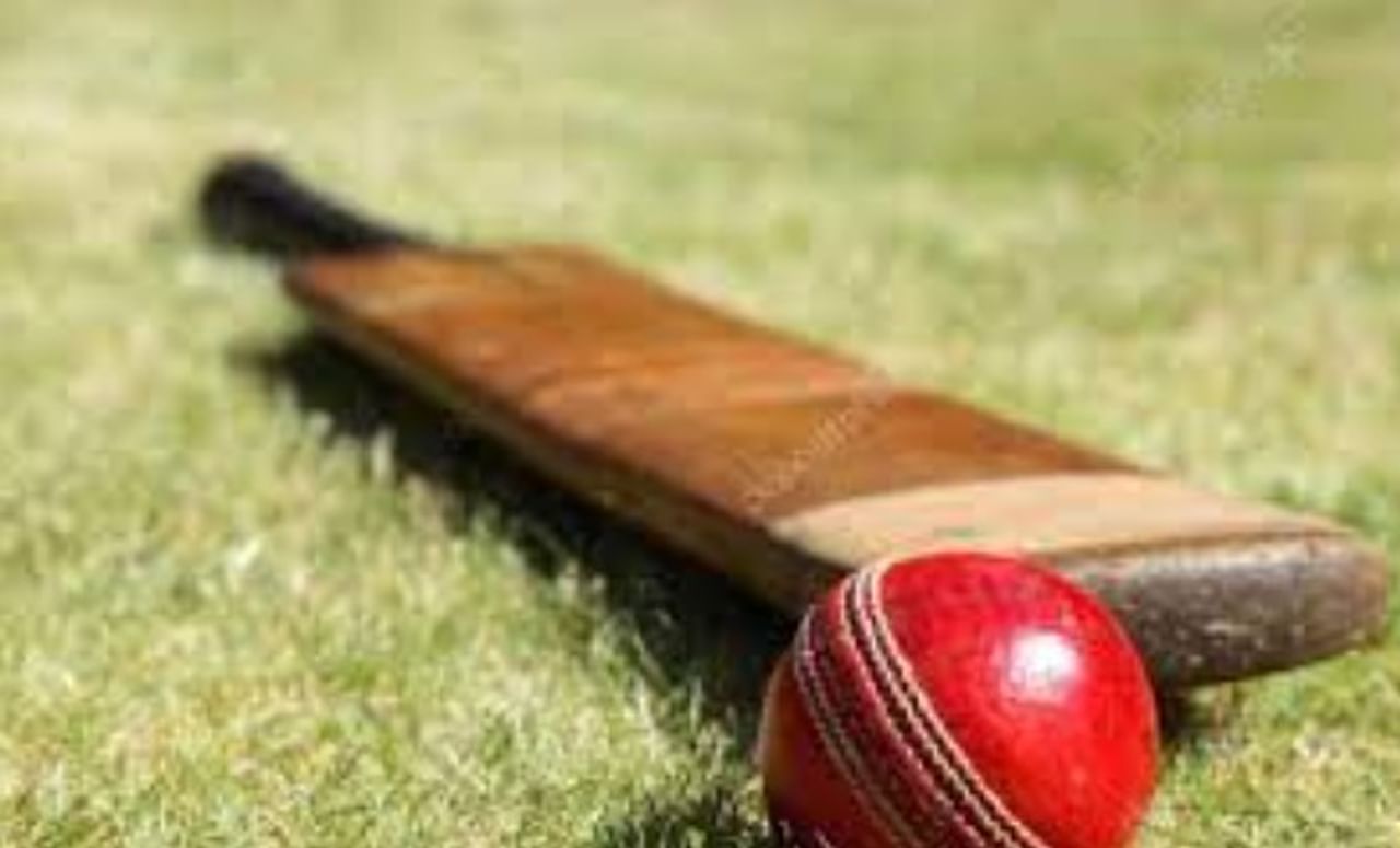 टी-20 सामना हा अवघ्या 20 षटकांचा असतो. त्यामुळेच या सामन्यात तुम्हाला धावांचा अक्षरश: पाऊस पडलेला पाहायला मिळतो. फलंदाज प्रत्येक चेंडूवर चौकार, षटकार मारून जास्तीत जास्त धावा करण्याचा प्रयत्न करतो. मात्र सध्या एका अजब टी-20 सामन्याची चर्चा होत आहे. 