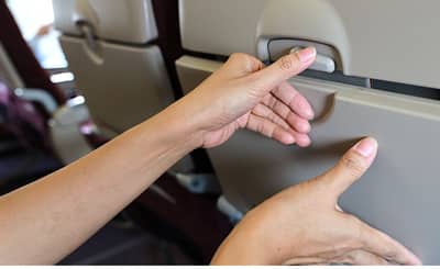 विमानाचे टेकऑफ आणि लँडिंग करताना टेबल ट्रे का बंद करतात? जाणून घ्या यामागचे कारण