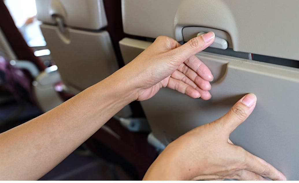 विमानाचे टेकऑफ आणि लँडिंग करताना टेबल ट्रे का बंद करतात? जाणून घ्या यामागचे कारण