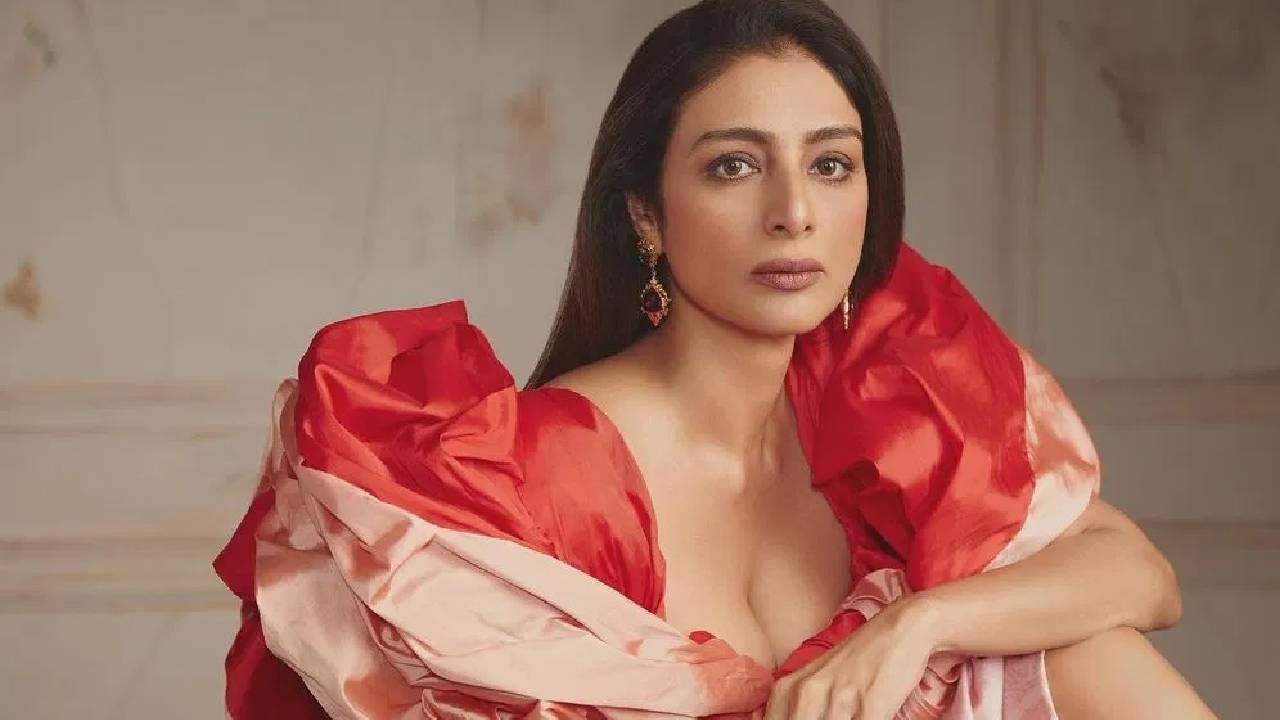 तब्बू - प्रत्येक चित्रपटात आपल्या अभिनयाचं नाणं खणखणीत वाजवणारी, नामवंत अभिनेत्री तब्बू ही 53 वर्षांची आहे आणि ती अजूनही अविवाहित आहे. प्रेमात तब्बूचे मन अनेक वेळा तुटले आहे. वृत्तांनुसार, तब्बूने दाक्षिणात्य सुपरस्टार नागार्जुनला 0 वर्ष डेट केलं पण त्यांचं नातं पुढे गेलं नाही. तब्बू अजूनही अविवाहित आहे.