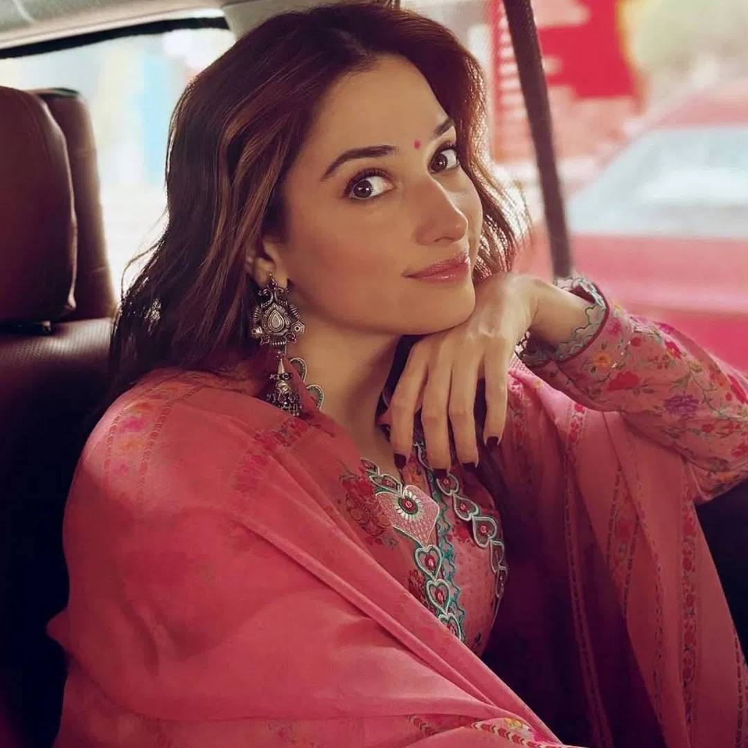 तमन्ना भाटिया चित्रपट सृष्टीतील मोठं नाव आहे. तिने हिंदी चित्रपटांसोबत तामिळ, तेलुगु चित्रपटात सुद्धा काम केलय. तिन्ही इंडस्ट्रीमध्ये अभिनेत्रीची मोठी फॅन फॉलोइंग आहे. तमन्ना चित्रपटातील अभिनयाशिवाय तिच्या सौंदर्यामुळे सुद्धा चर्चेत असते. अलीकडेच अभिनेत्रीने एका मुलाखतीत आपली ब्युटी सिक्रेट आणि हॅकबद्दल खुलासा केला. 